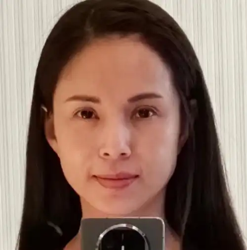 57岁李若彤罕晒素颜健身照双颊略松弛皱纹不明显状态超年轻