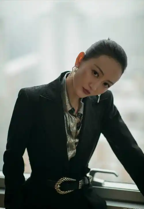 超a西装但是很多人都说王鸥是因为"夜光剧本"事件才开始有名气的,不过