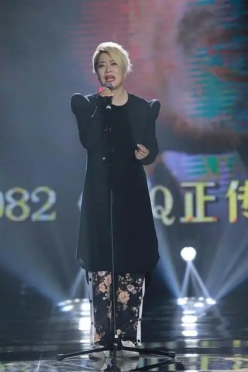 女人老了也要精致,毛阿敏一袭黑裙妆容精致,一点不像快60岁的人|裙装|