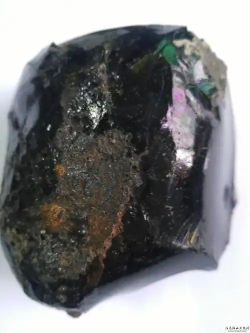 中国玻璃陨石特征图谱