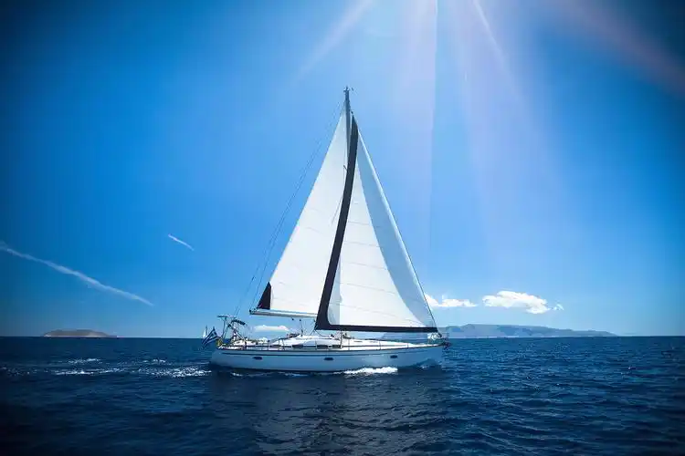 船在海上的白色风帆游艇帆船运动 豪华游船坚持