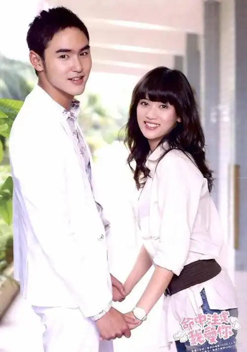 2004年,邱泽和陈乔恩一起拍了《福气又安康》,两人因为这部剧又擦出了