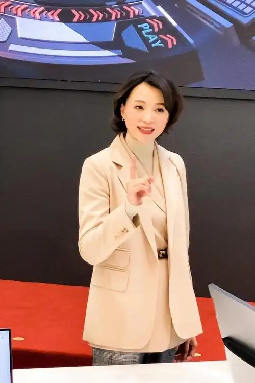 女人想要穿衣显贵,就跟48岁董卿学基础款穿搭,一看就是有钱人