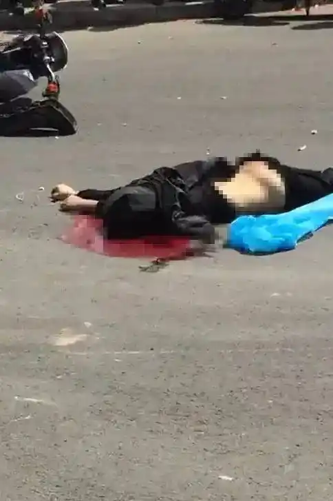 现场惨烈常州广电路突发车祸黑衣男子倒在血泊中不幸当场身亡