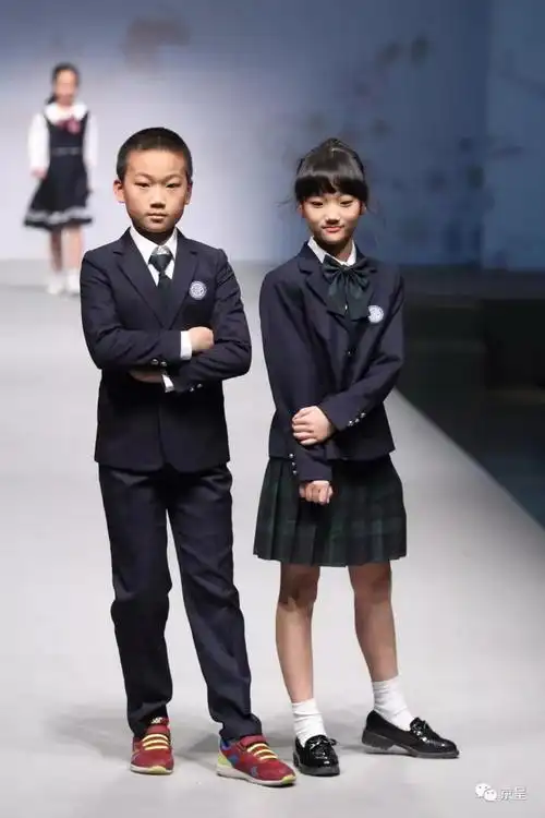 揭秘00后新校服时尚时尚最时尚 告别"土肥圆"