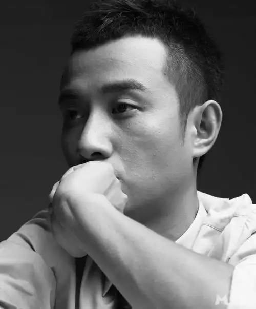 文章黑白写真展现魅力与姚笛出轨门后再度起航