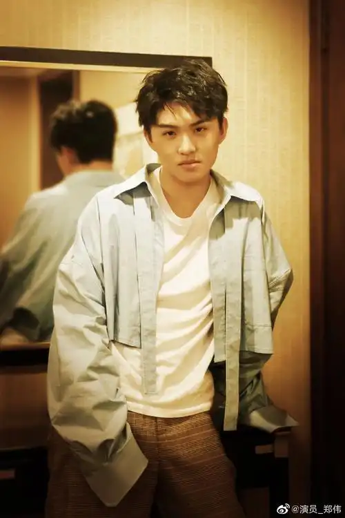 郑伟通过眼神和动作,把"小乙"演活的                    .