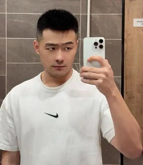 无论你是长脸型还是圆脸型,剪寸头发型都毫无违和感,寸头微胖的男生