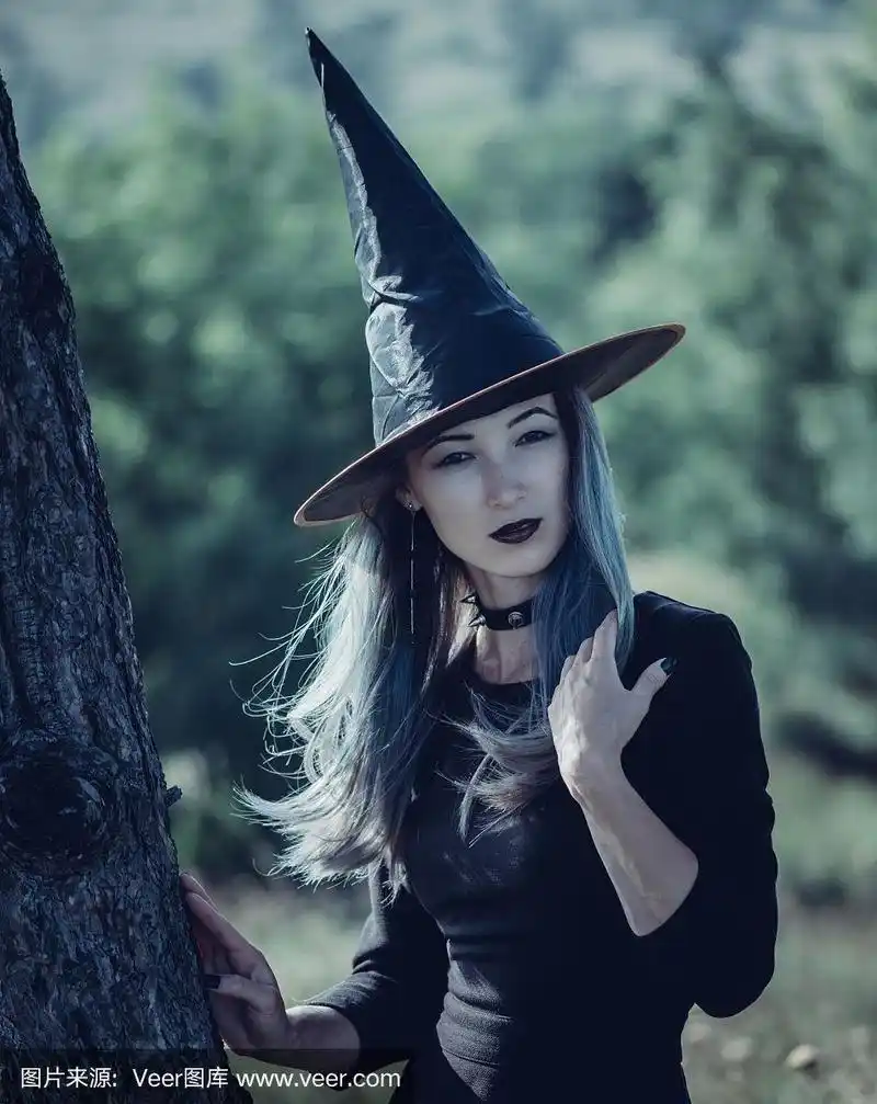 美丽的万圣节女巫.