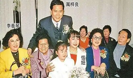 67岁万梓良近况:落魄商演,穿地摊货戴假珠宝,和周润发比太心酸