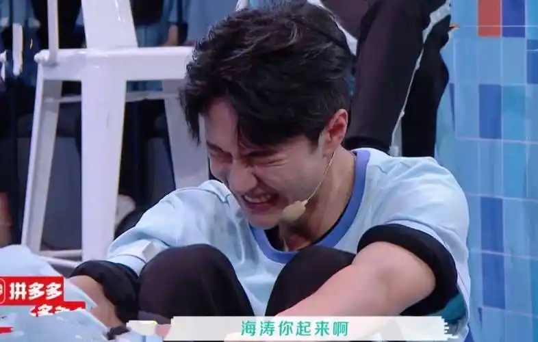 原创王一博快本现场咬面包做游戏笑出表情包眼角纹太抢镜