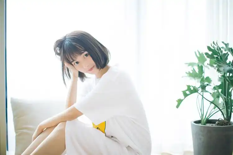 《法医秦明之幸存者》女主角余心恬曝短发写真自然灵气