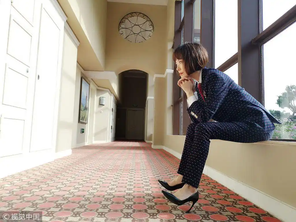 陈鲁豫气场全开波点印花秀"西装杀" 席地而坐炫逆天大长腿