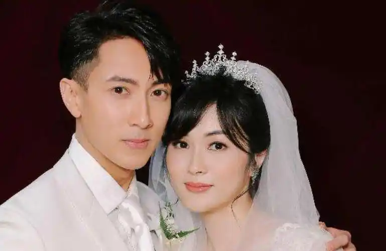 吴尊微博分享夫妻二人的结婚照,男帅女美太甜了,要永远幸福