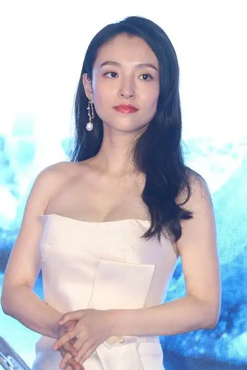 辣妈吴倩颜值变化不大反倒气质变化明显穿连体衣好显成熟