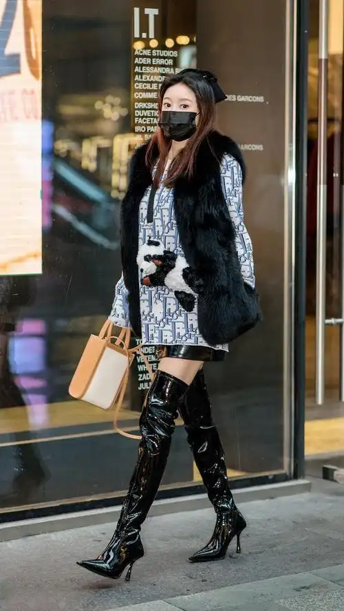 冬天高筒靴最实用,美女选择高跟加过膝设计的,时髦保暖还显腿长