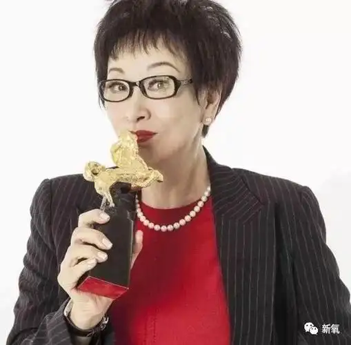 所以,汤子嘉是货真价实,金光闪闪的星二代兼富二代!