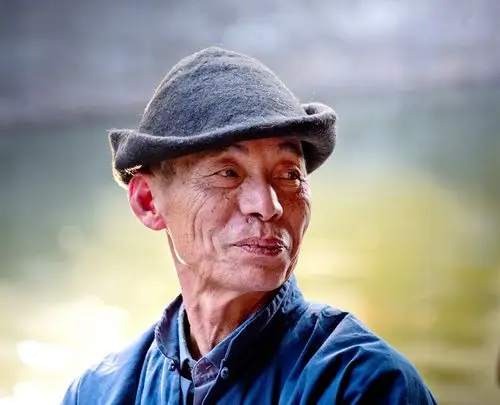 上一页 下一页 作品名称: 乌毡帽4  作品描述: 绍兴典型的老年男性的