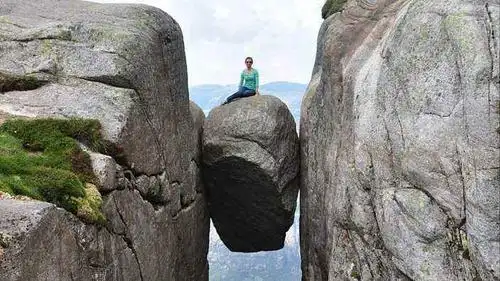 世界上三块最险的石头一个弱不禁风一个在我国黄山
