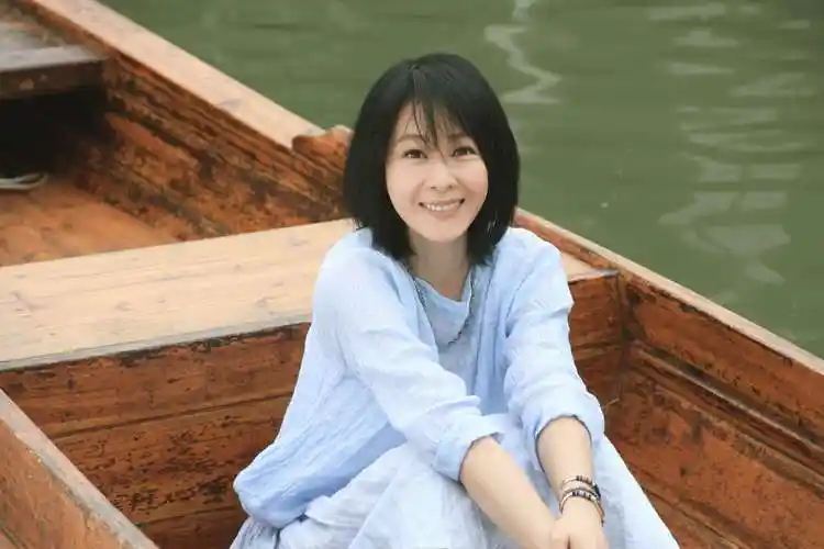 刘若英素颜逛菜场引热议,网友:当妈不易,真实最美!_孩子_生活_工作