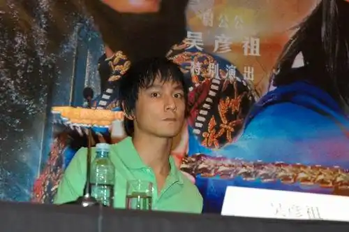 图文:《千机变2》盛大首映--吴彦祖表情严肃