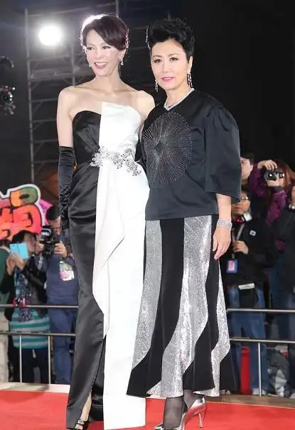 62岁郑裕玲与72岁汪明荃同框虽身材很好但看脸我宁可老得自然