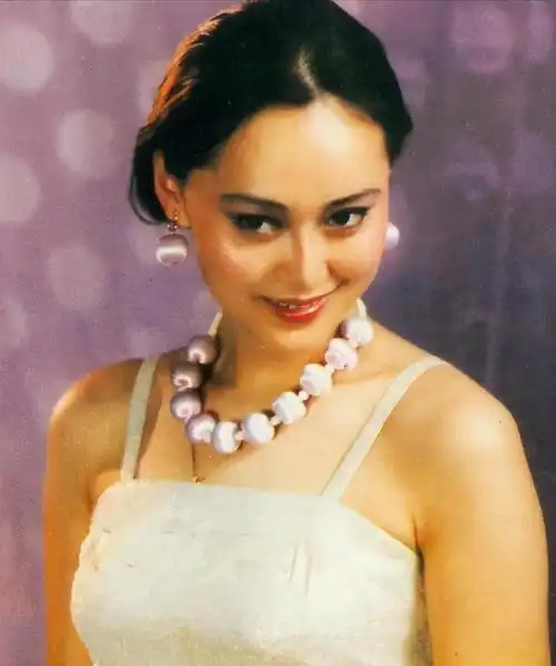 回顾大宋佳:抛弃病夫,甩掉导演,55岁再嫁豪门的她如今怎么样了