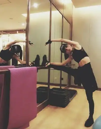 39岁张韶涵穿黑色背心秀腹肌身体状态如逆生长