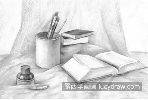书桌一角的素描画法是什么?