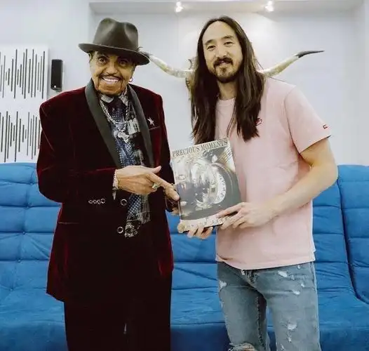 是美国音乐世家杰克逊家族孩子们的父亲,是高中教师samuel jackson和