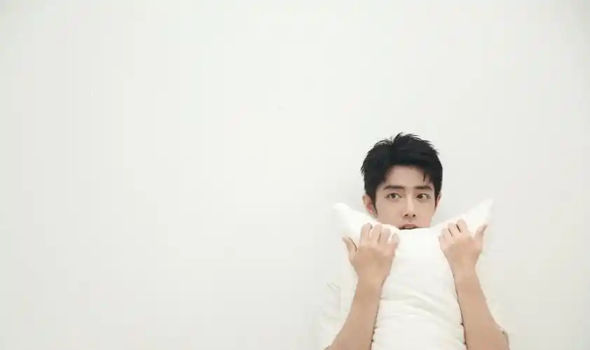 肖战深秋慵懒大片,白色衬衫居家风干净清爽,慵懒又舒适,好治愈_感觉