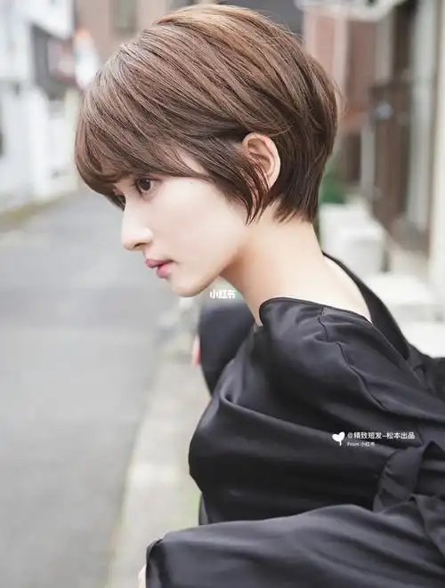 短发美女在人群中依然亮眼夺目#日系短发  #女生短发发型  #短发
