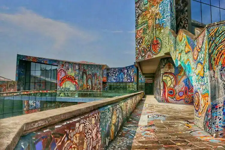 红色激情——走近罗中立美术馆