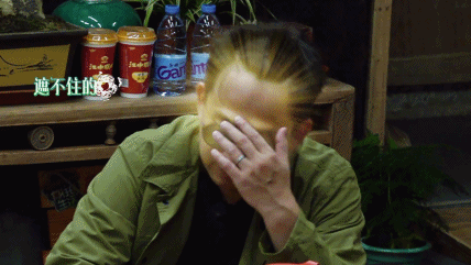 然后露出闪闪发光的额头,一举夺得了"发际线最高"的殊荣.