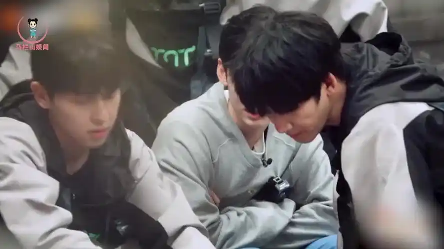 刘耀文"憨憨行为大赏"!自曝密码逗笑黄明昊,后知后觉当场懵了