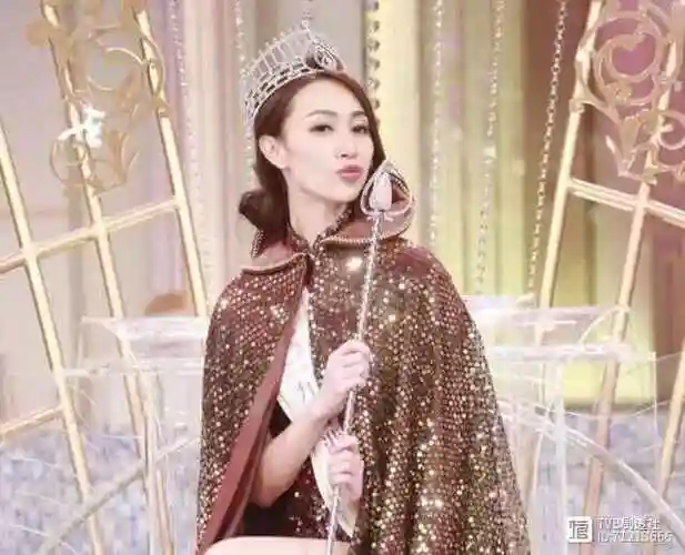 tvb港姐冠军小花寒冷天气发性感泳装照与十多位港姐训练