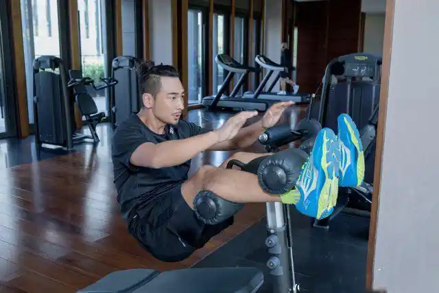 年近半百的赵文卓,全身肌肉线条依旧明显,果然自律的人生很爽!