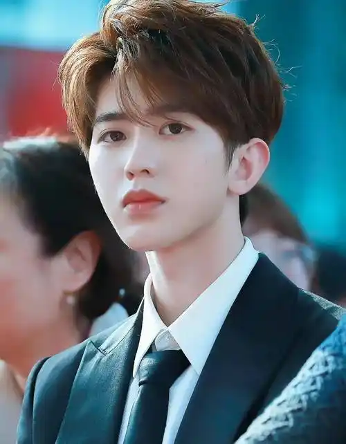 鹿晗肖战贵气十足,朱一龙太惊艳_三七_发型_感觉