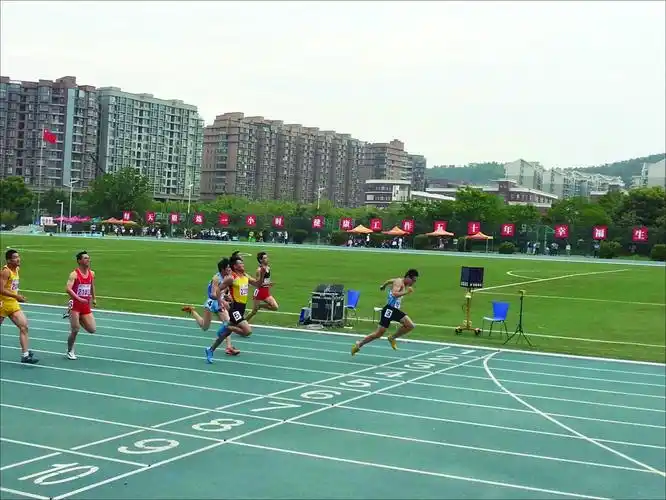 我校铮铮好健儿 田径赛场创佳绩