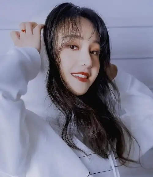 郑爽新剪的"空气刘海"发型火了,减龄又瘦脸,各种脸型都适合!