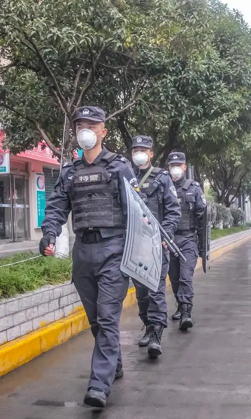 汉滨特警 写美篇落实重点部位武装执勤,公安特警屯警街面动中备勤