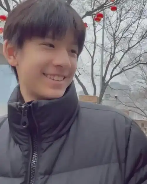 董洁晒母子日常,伪素颜成功骗过儿子,15岁顶顶少年感十足好帅气