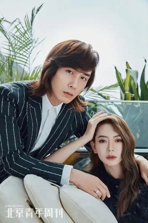 戚薇李承铉登杂志封面,演绎另类"情侣穿搭",时髦造型太过吸睛