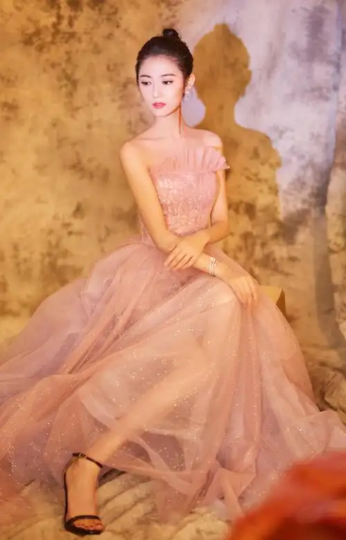 > 陈钰琪粉色纱裙唯美写真图片(4/9)