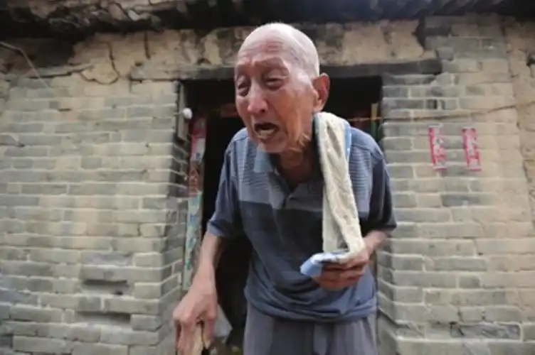 凄凉,靠拾荒维持生计,无奈钱被偷光,哭得像个孩子|老兵|生计|老人