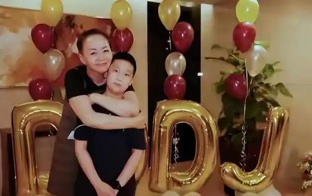 宋丹丹儿媳住20万月子中心宋丹丹抱小孙子晒大合影长孙更抢镜