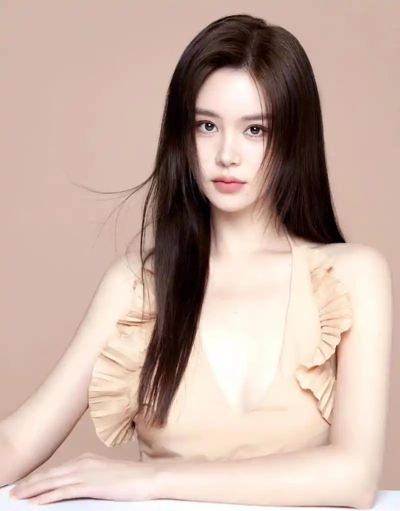 邱意浓,不仅名字美,人更美,身材更好,出道时间虽然不算长,但是给观众