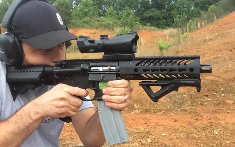 发射.22lr小口径弹药的步枪,后坐力小,适合女性使用