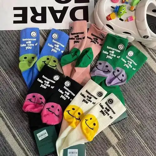 2024新款韩版彩色袜子女搭鲨鱼裤外穿后跟笑脸字母中筒袜堆堆长袜