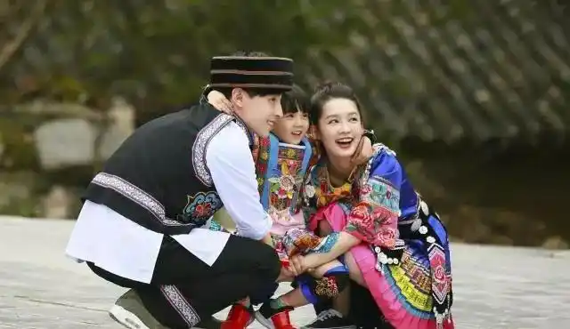 邓伦和李沁俩人工作室头像和背景有点好嗑啊.